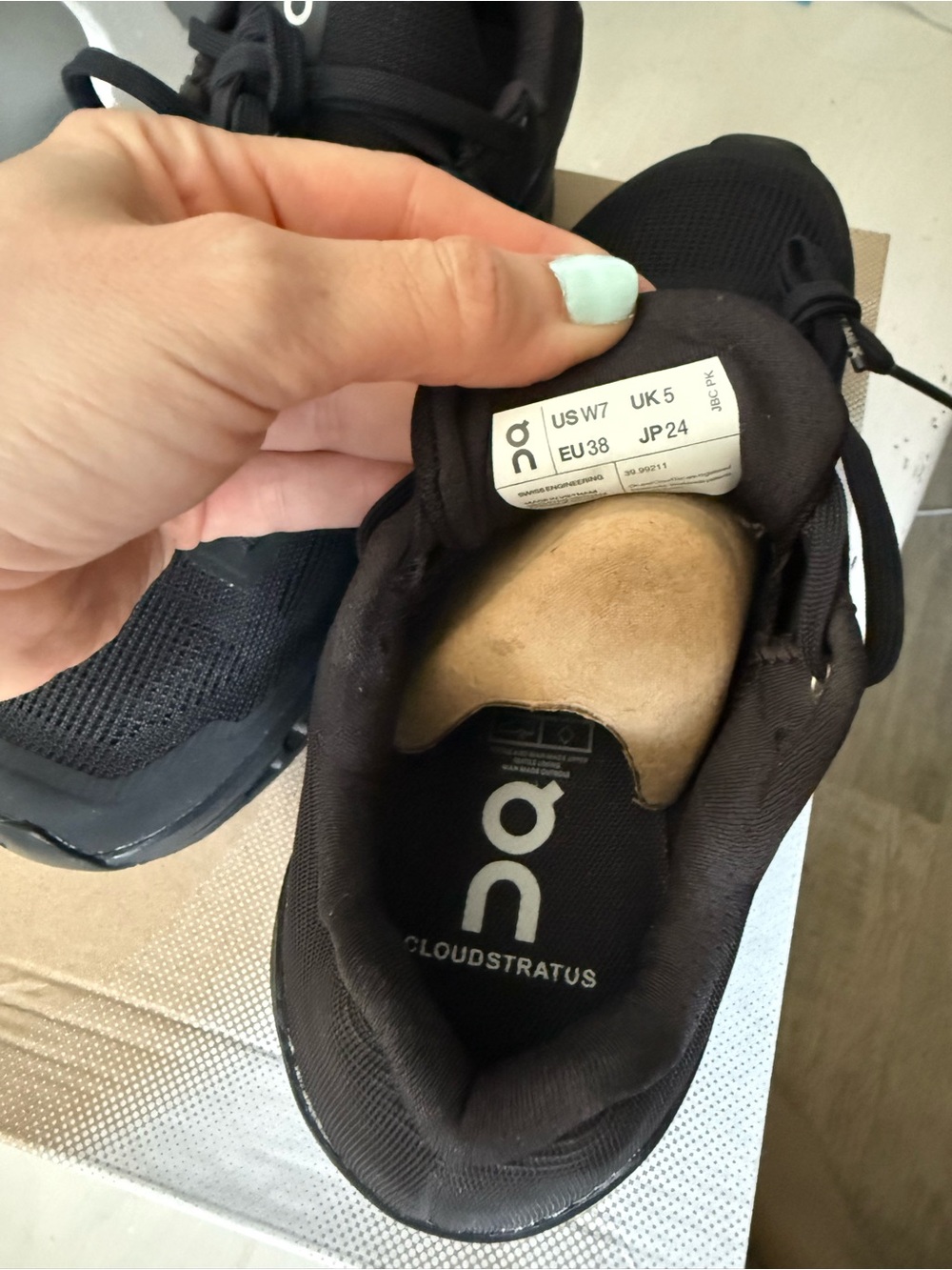 On Running Black Women’s Cloud Sneakers - Picture 5 of 10